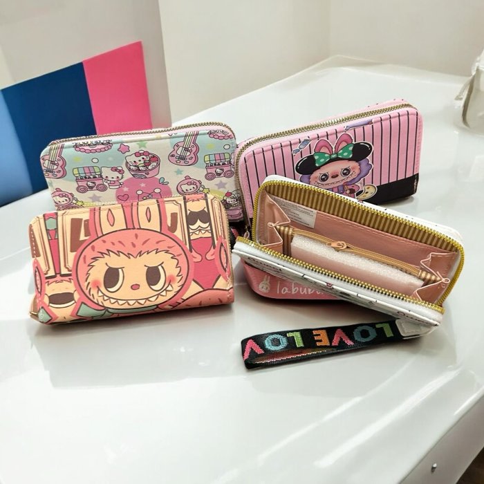 Pqte. 4 Monederos de 1 cierre con muñerquera Labubu-Sanrio