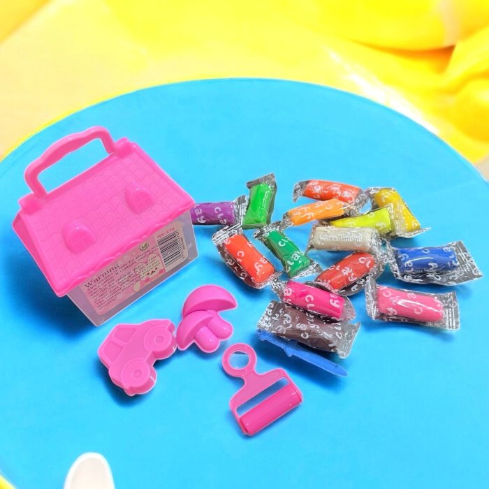 MINI CAJITA EN FORMA DE CASITA CON  PLASTILINA (SE ENVIA COLOR AL AZAR)