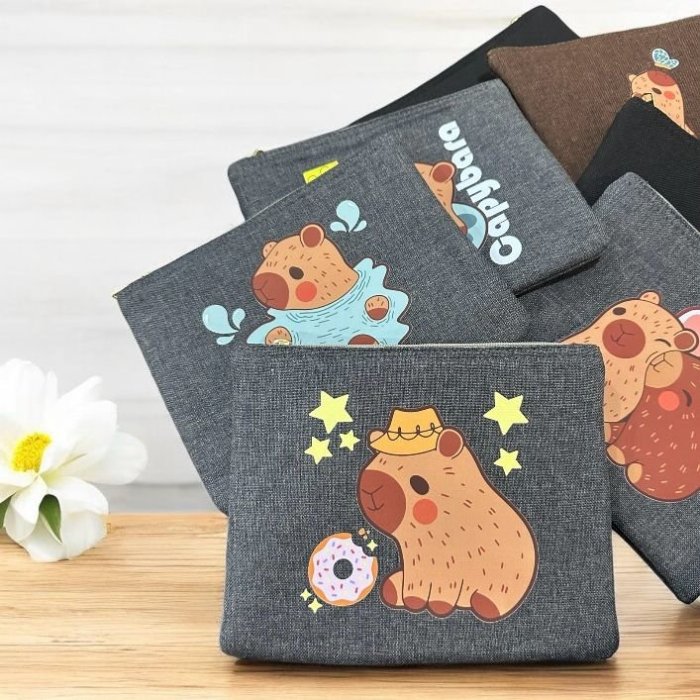 COSMETIQUERA DE LONA CAPIBARA DISEÑO Y COLOR AL AZAR