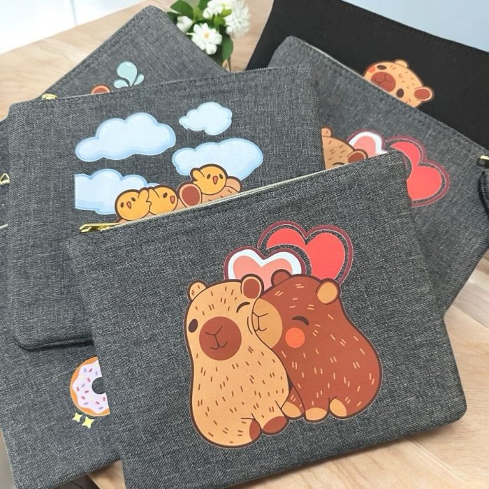 COSMETIQUERA DE LONA CAPIBARA DISEÑO Y COLOR AL AZAR