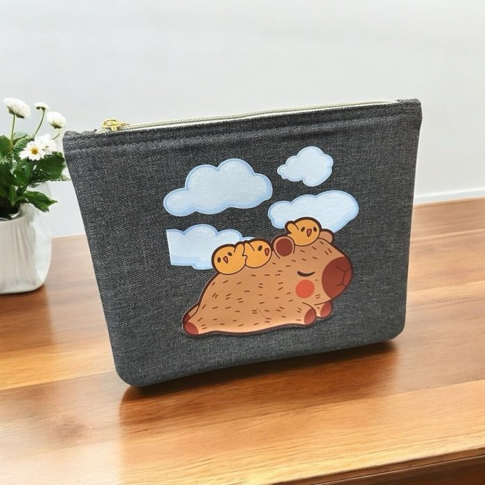 COSMETIQUERA DE LONA CAPIBARA DISEÑO Y COLOR AL AZAR