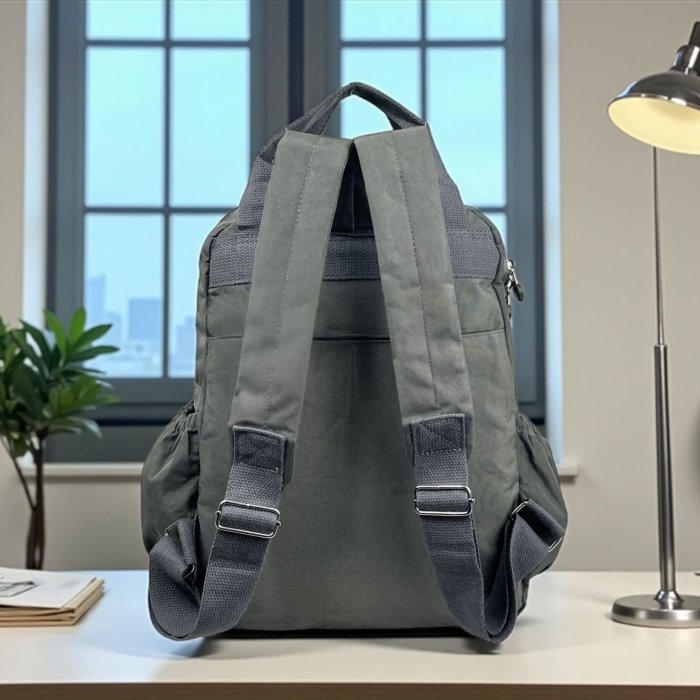 Mochila tipo kipling con 6 compartimetos Gris