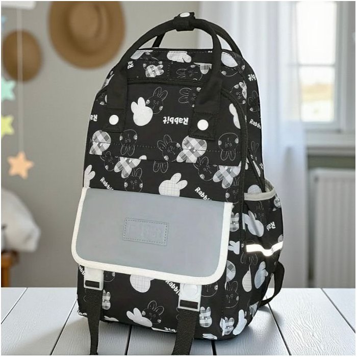 Mochila Tipo Pañalera con lindo estampado de conejo Negro