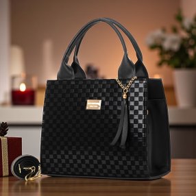 Bolsa negra elegante con textura y asa desmontable