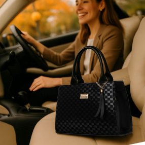 Bolsa negra elegante con textura y asa desmontable