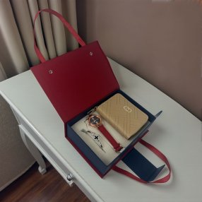Set de Regalo Femenino Reloj + Cartera + Pulsera en Caja Tipo Bolso |