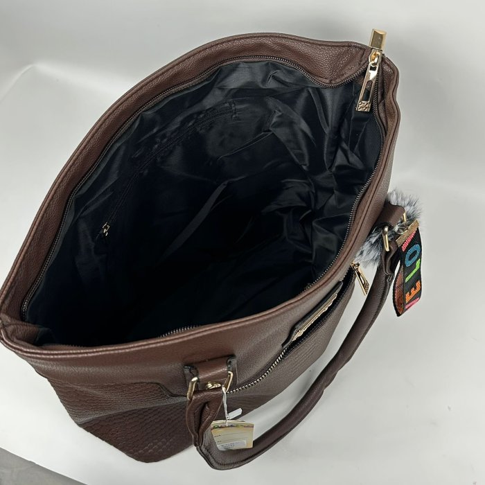 Bolsa Tote Elegante de Mujer 31 cm con Pompón y Textura Grabada