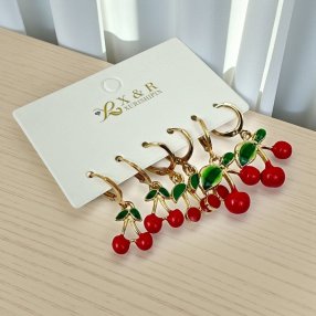 Set de 3 pares de aretes dorados con dijes de cerezas esmaltadas. Dise