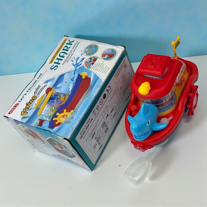 Barco de juguete Shark con luces, música, cañón de agua y acuario