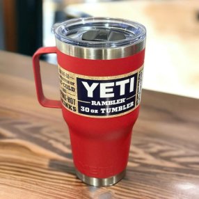TERMO YETI 30 OZ. CON AGARRADERA ROJO