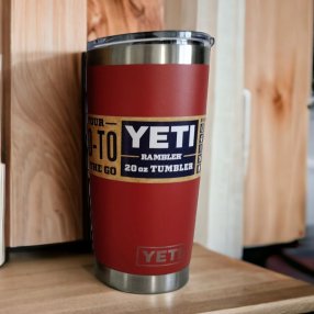 TERMO YETI 30 OZ. CON AGARRADERA LILA