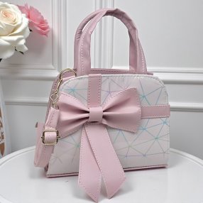 Bolsa de diseño elegante con textura tipo grabado, detalle frontal en