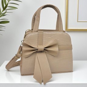 Bolsa de diseño elegante con textura tipo grabado, detalle frontal en