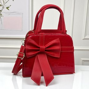 Bolsa de diseño elegante con textura tipo grabado, detalle frontal en