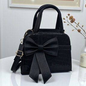 Bolsa de diseño elegante con textura tipo grabado, detalle frontal en