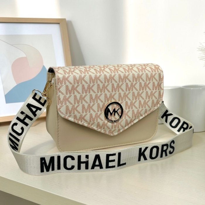 Crossbody crema con correa ajustable – estilo moderno