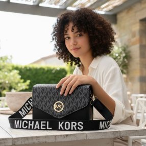 Crossbody negro con correa ajustable – estilo moderno