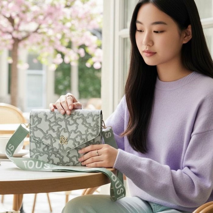 Crossbody verde con cierre y correa ajustable – estilo moderno