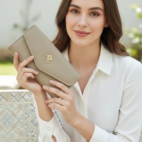 Cartera beige tipo sobre para dama, elegante y práctica