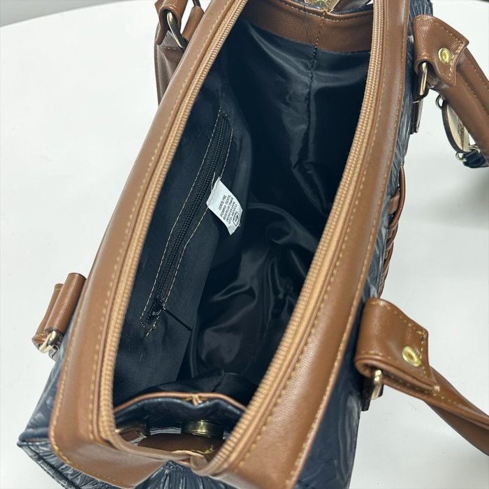 Bolsa de piel para dama con diseño artesanal y correa larga