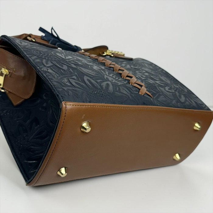 Bolsa de piel para dama con diseño artesanal y correa larga