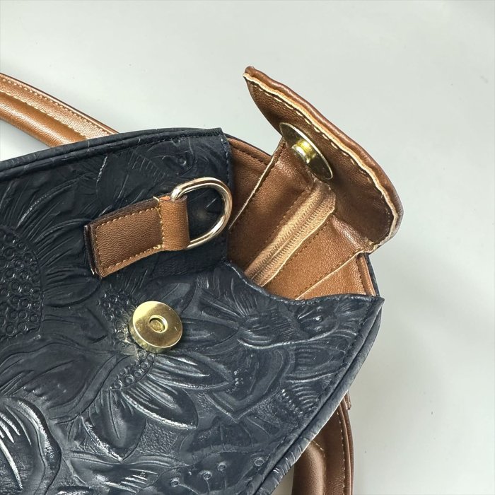 Bolsa de piel para dama con diseño artesanal y correa larga