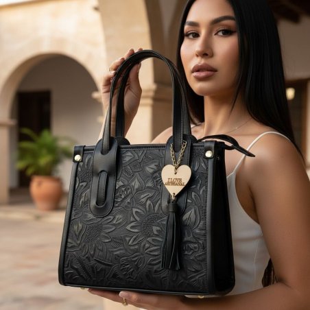 Bolsa negra de piel para dama con diseño artesanal y correa larga