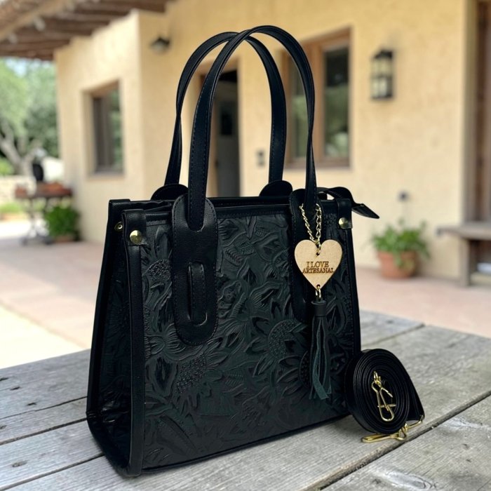 Bolsa negra de piel para dama con diseño artesanal y correa larga