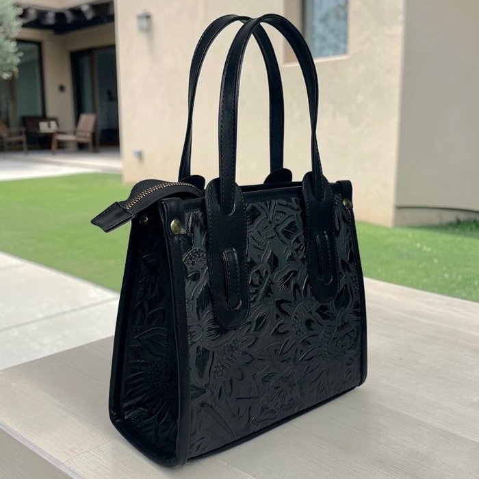 Bolsa negra de piel para dama con diseño artesanal y correa larga