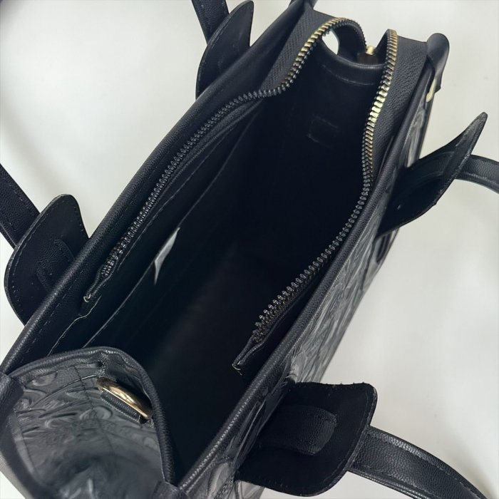 Bolsa negra de piel para dama con diseño artesanal y correa larga