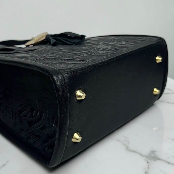 Bolsa negra de piel para dama con diseño artesanal y correa larga