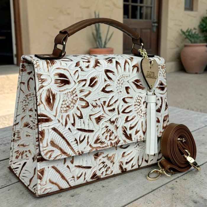Bolsa de piel blanca para dama con diseño artesanal y correa larga