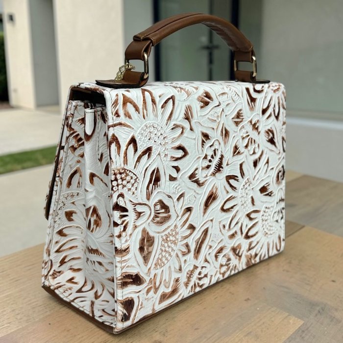 Bolsa de piel blanca para dama con diseño artesanal y correa larga