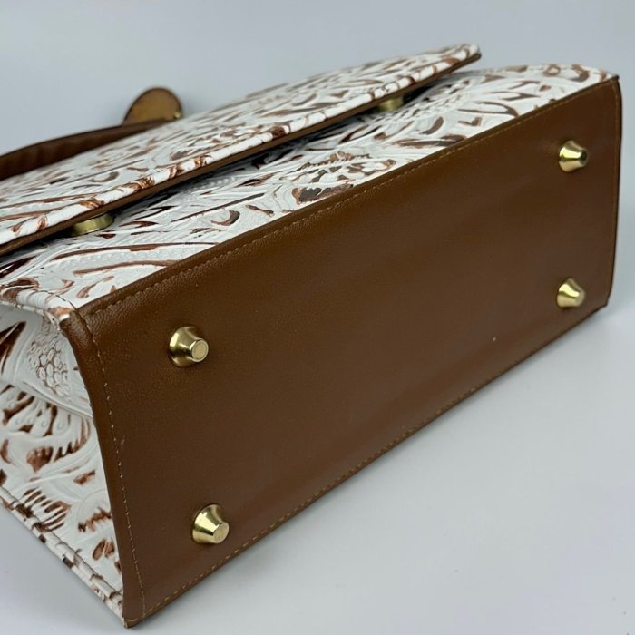 Bolsa de piel blanca para dama con diseño artesanal y correa larga