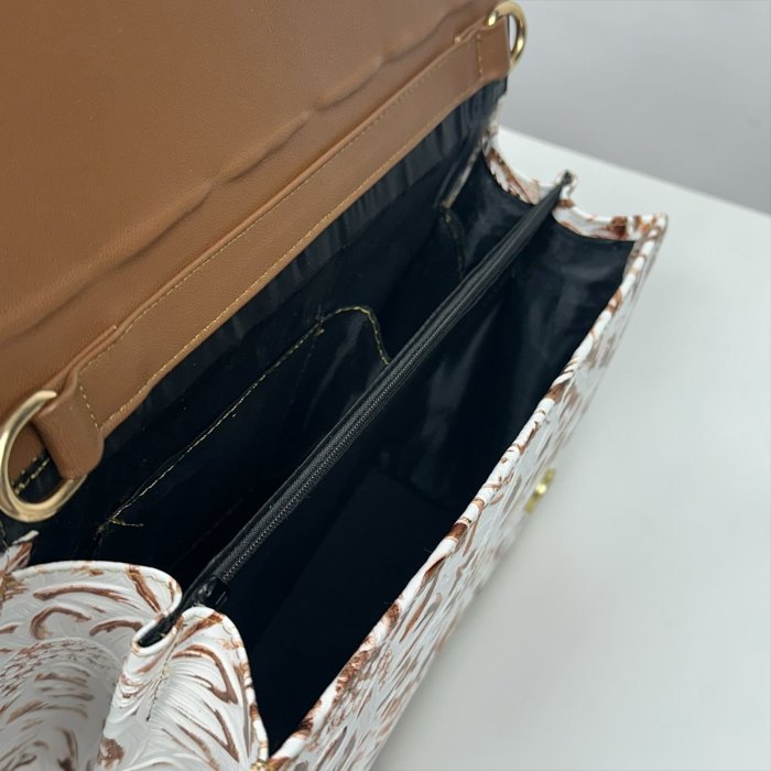 Bolsa de piel blanca para dama con diseño artesanal y correa larga