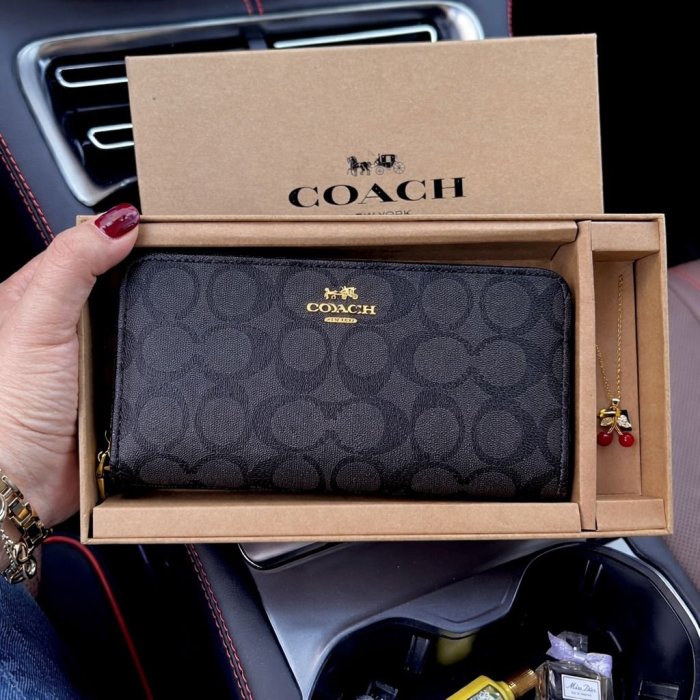 Cartera para dama con accesorio, presentación tipo regalo