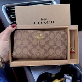 Cartera para dama con accesorio, presentación tipo regalo