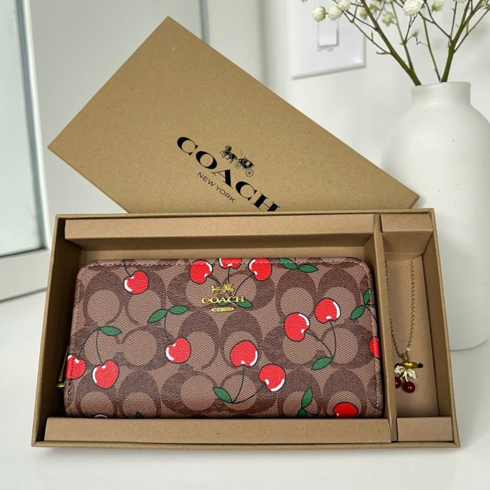 Cartera para dama con accesorio, presentación tipo regalo