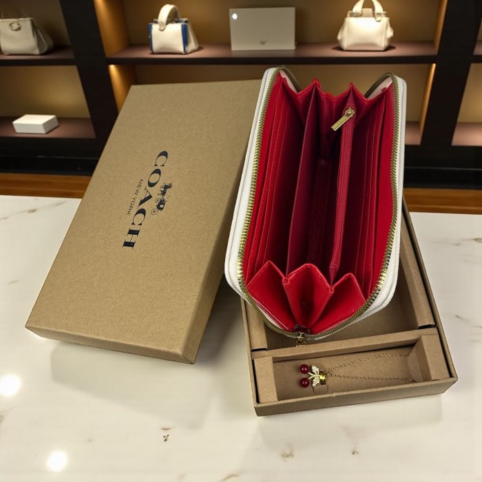 Cartera para dama con accesorio, presentación tipo regalo