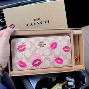 Cartera para dama con accesorio, presentación tipo regalo