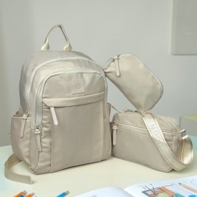 Set de mochila con bolso y cosmetiquera, práctico y moderno
