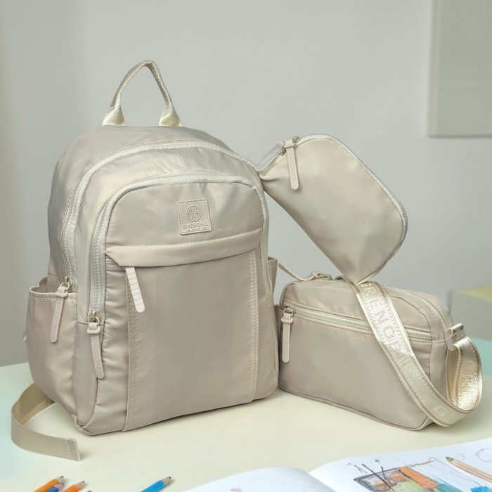 Set de mochila con bolso y cosmetiquera, práctico y moderno