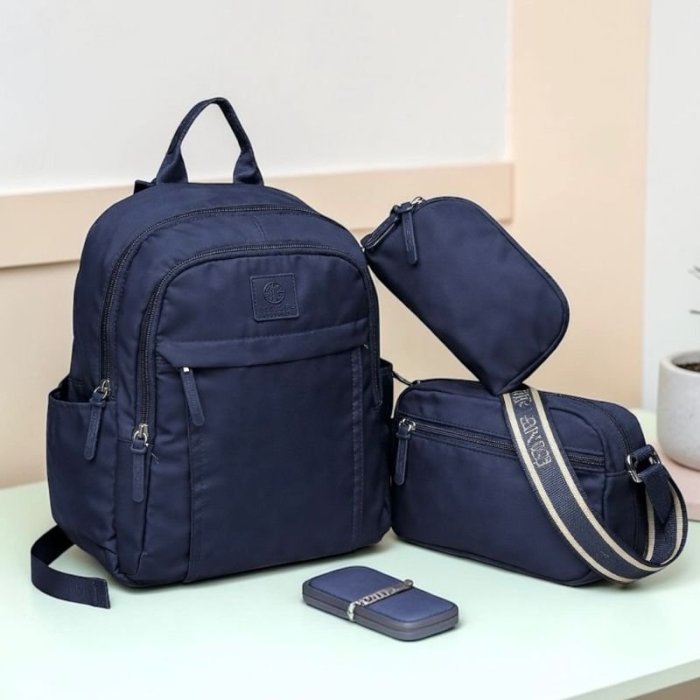 Set de mochila con bolso y cosmetiquera, práctico y moderno