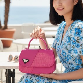 Cross fucsia de mano con correa larga, elegante y versátil