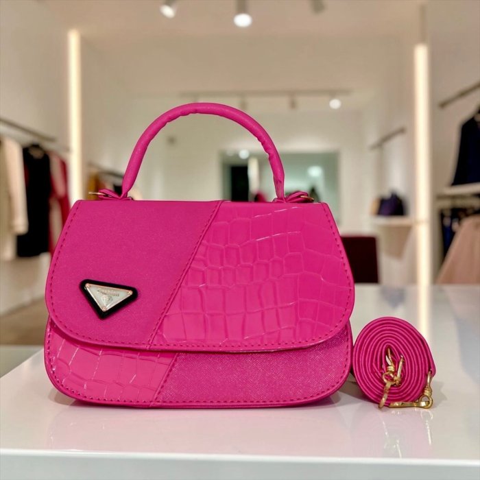 Cross fucsia de mano con correa larga, elegante y versátil