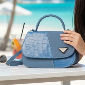 Cross azul de  mano con correa larga, elegante y versátil