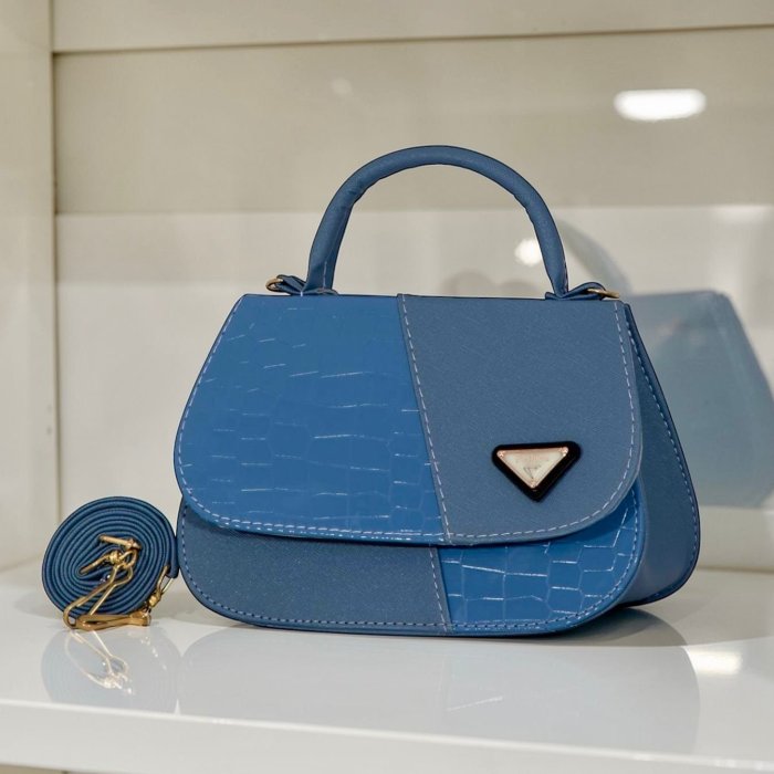 Cross azul de  mano con correa larga, elegante y versátil