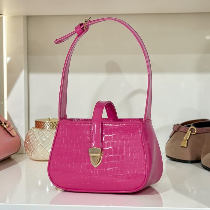 Cross fucsia shoulder compacta con acabado texturizado