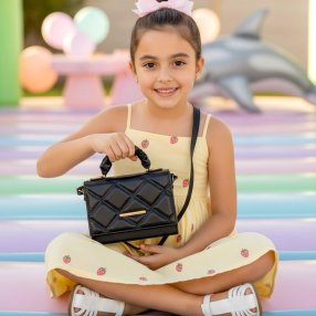 Bolsa infantil charol negro acolchada con asa fruncida