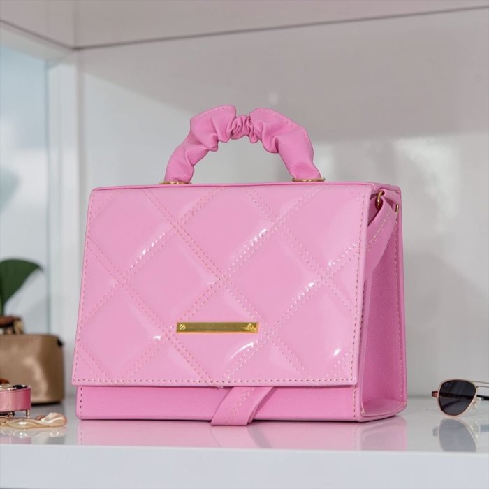 Bolsa infantil charol rosa acolchada con asa fruncida